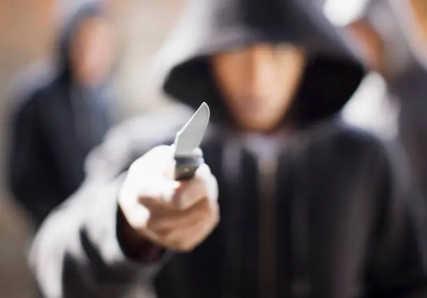 Individu menaçant avec couteau